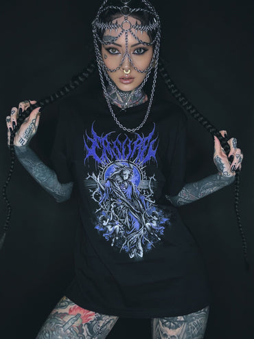 Schwarzes T-Shirt mit Gothic-Grafik.