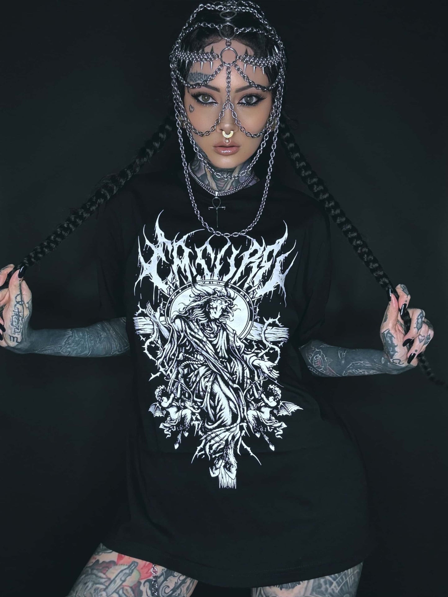 Schwarzes langarmshirt almighty mit weißem gotischem design allmächtige flammen und engelmotiven