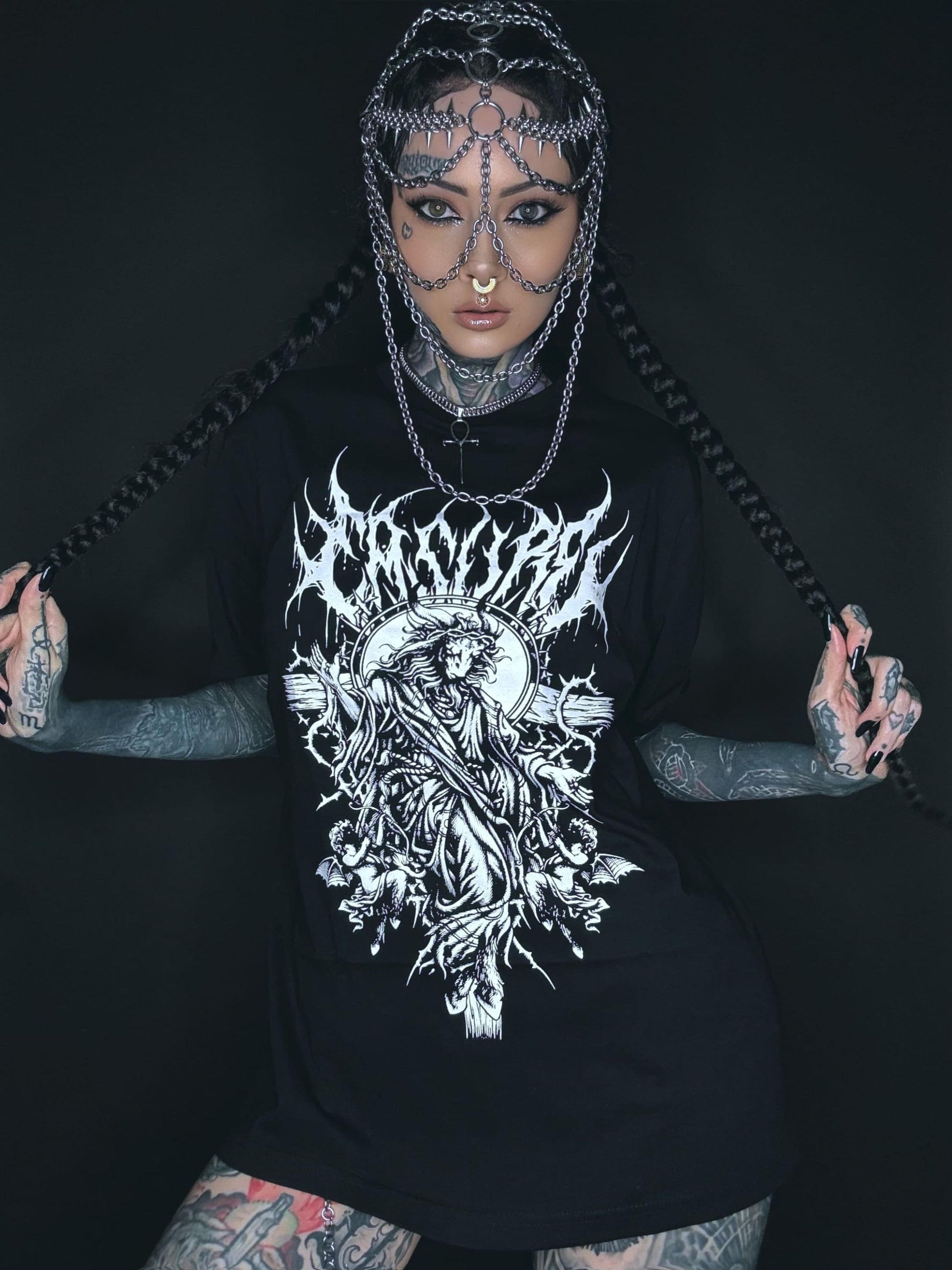 Schwarzes T-Shirt mit weißer Grafik.