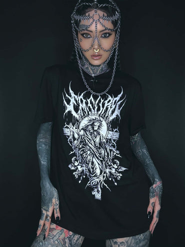 Schwarzes allmächtige shirt mit weißem, detailliertem antichrist design mit flügeln und ketten