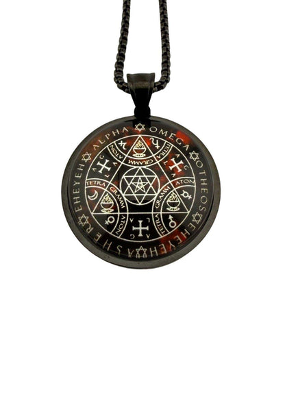 Schwarze runde gothic halskette alpha omega mit silbernen sigillen an schwarzer perlenkette für dark fashion