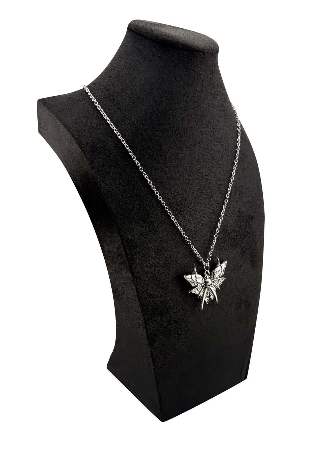 Silberne angry moth halskette mit detailliertem mottendesign und zarter kette düstere halskette