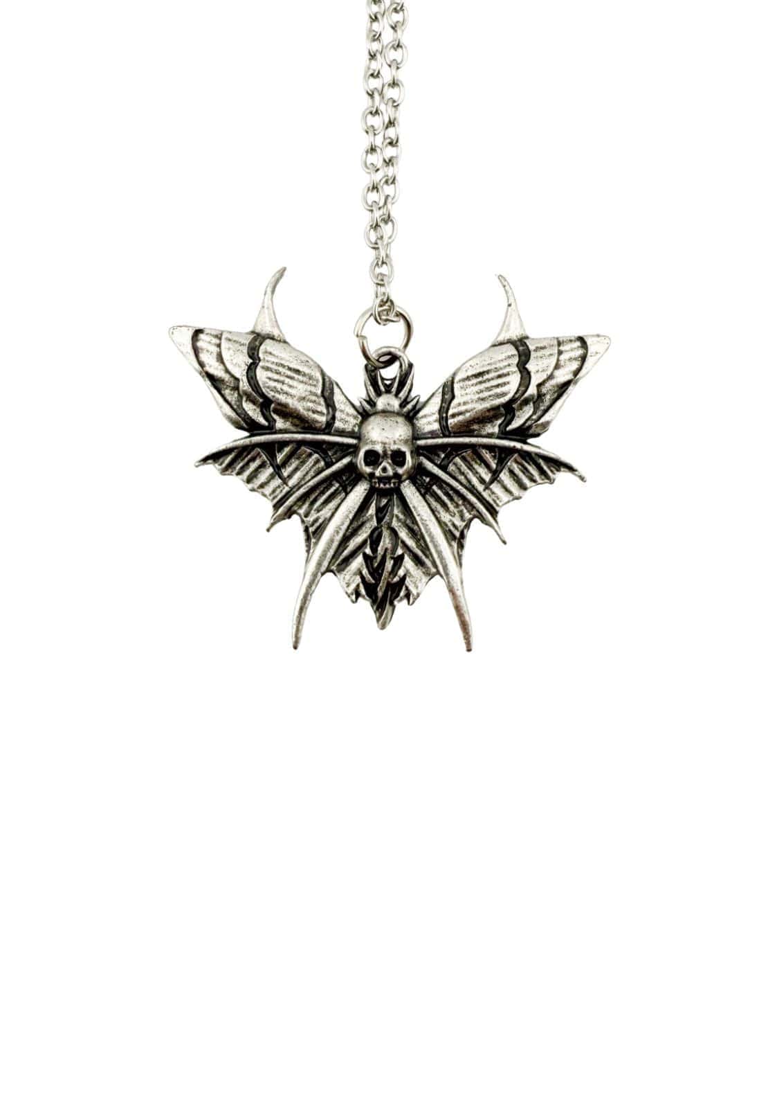 Silberne angry moth halskette mit düsterem schädelkopf und detailliertem mottendesign an passender kette