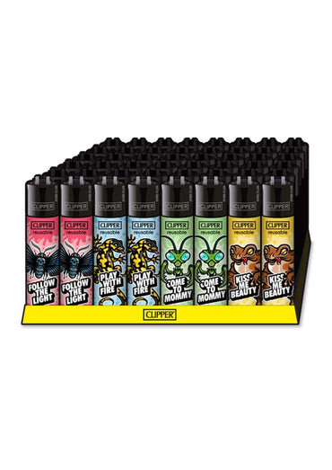 Ein set aus bunten wiederverwendbaren clipper feuerzeugen mit cartoon insekten ideal für gothic horror fashion fans