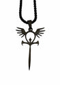 Schwarze Ankh-Halskette mit Flügeln.