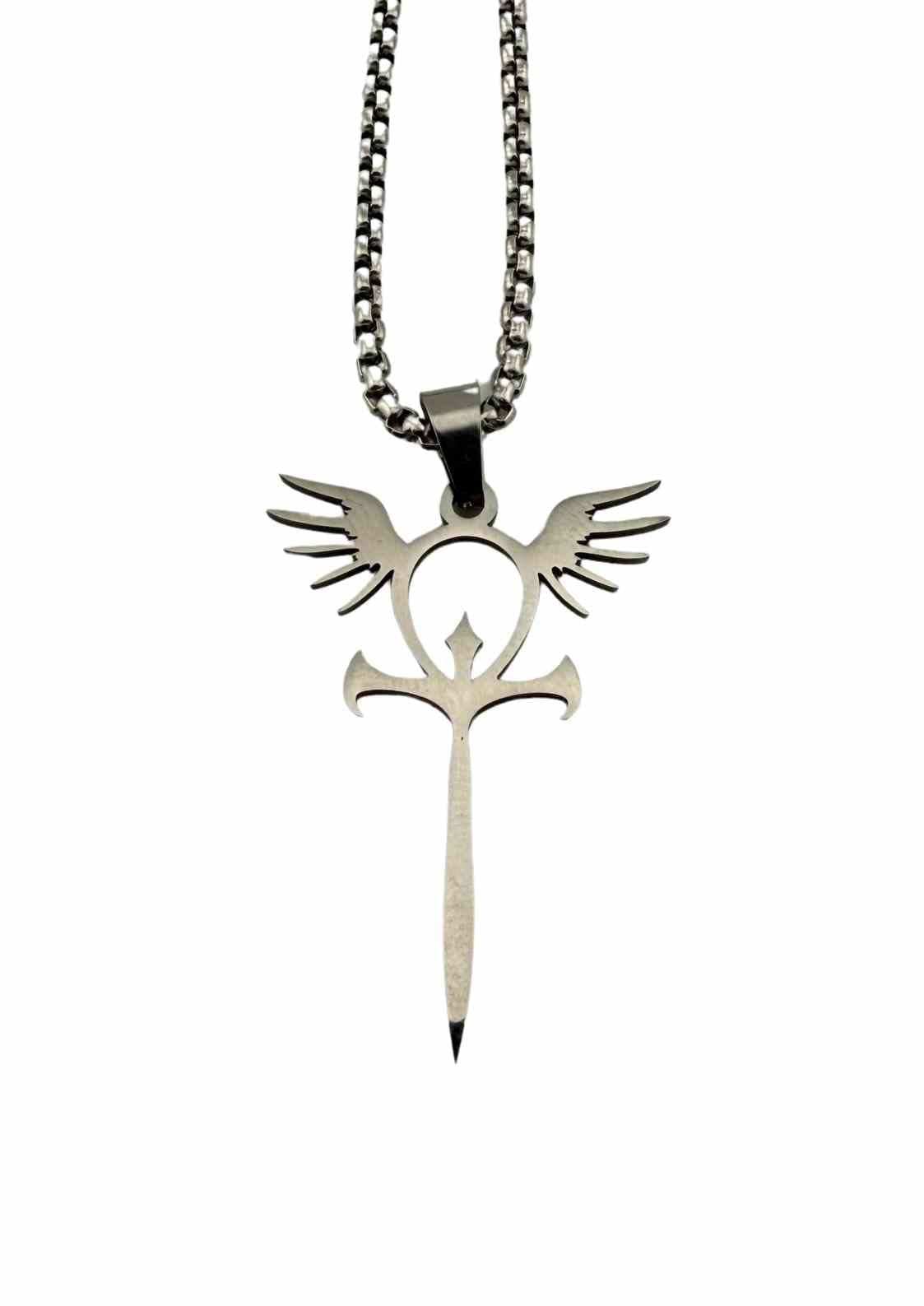 Silberne Halskette mit geflügeltem Ankh-Anhänger.