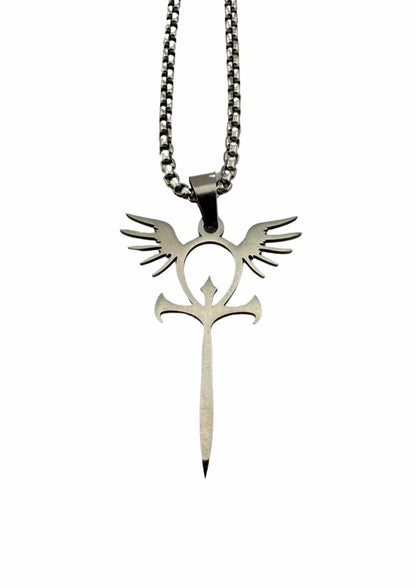 Silberne Halskette mit geflügeltem Ankh-Anhänger.