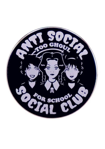 Runder pin mit drei goth mädchen im gothic stil mit bat pentagramm motiv von anti social social club