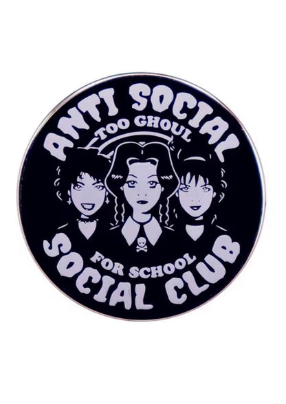 Runder Pin mit drei Gothic-Mädchen.