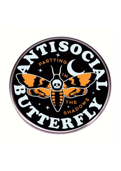 Schwarzer und oranger emaillierter pin mit gothischem schädel-rauplenflügel motiv und antisocial butterfly schriftzug