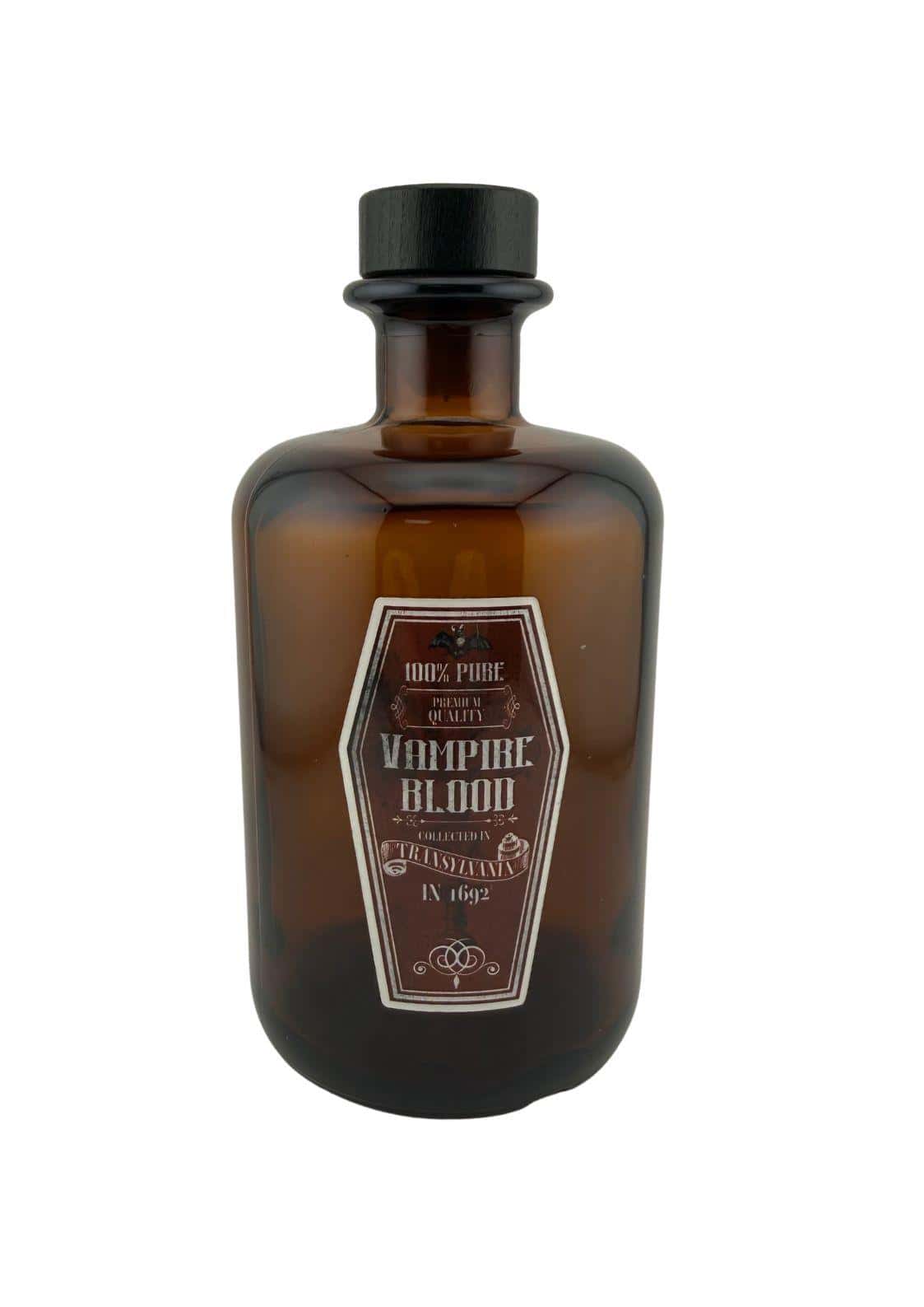 Bernsteinfarbene apothekerflasche vampire blood 0,5 l mit schwarzem deckel und vintage etikett in gothischer schrift