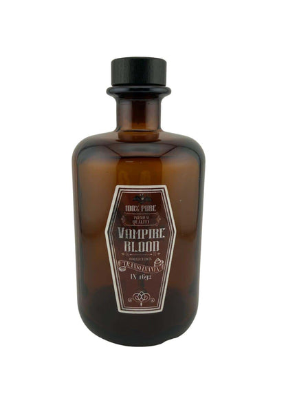 Bernsteinfarbene apothekerflasche vampire blood 0,5 l mit schwarzem deckel und vintage etikett in gothischer schrift