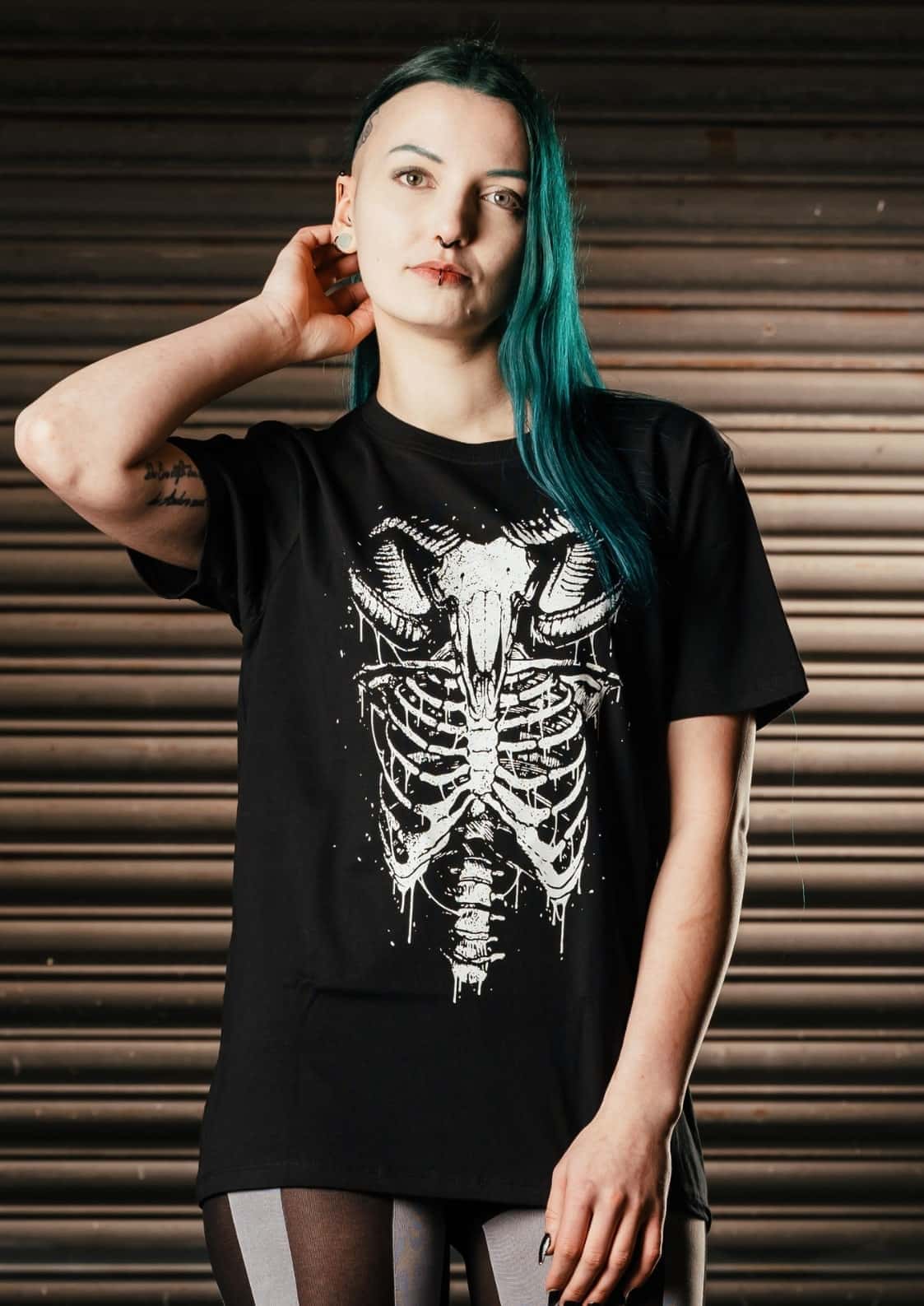 Schwarzes aries gothic t-shirt mit weißem ram skull und rippenknochen grafik mit tropfendem tinteneffekt