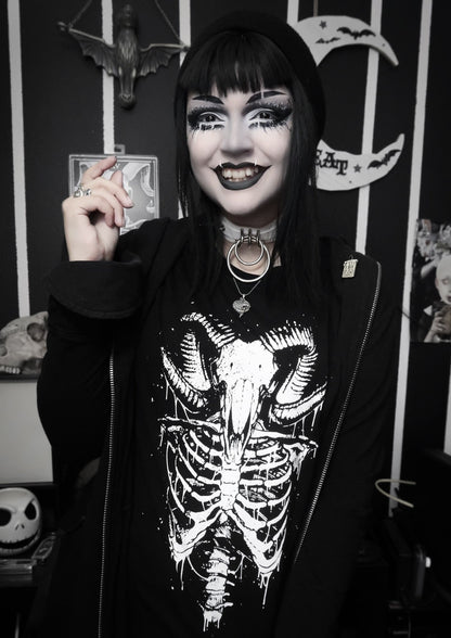 Schwarzer Hoodie mit weißem Aries-Widder-Schädel und Rippen, gothic Design von Bitte