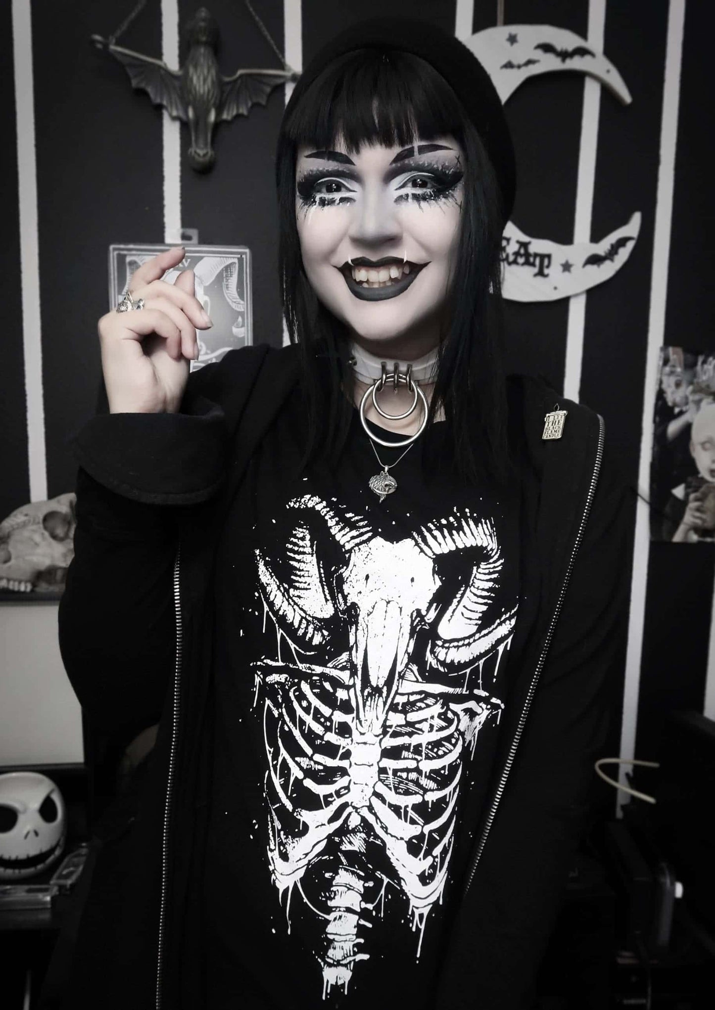 Schwarzer hoodie mit weißem aries gothic grafikdesign eines ziegenkopfs und rippen auf der vorderseite