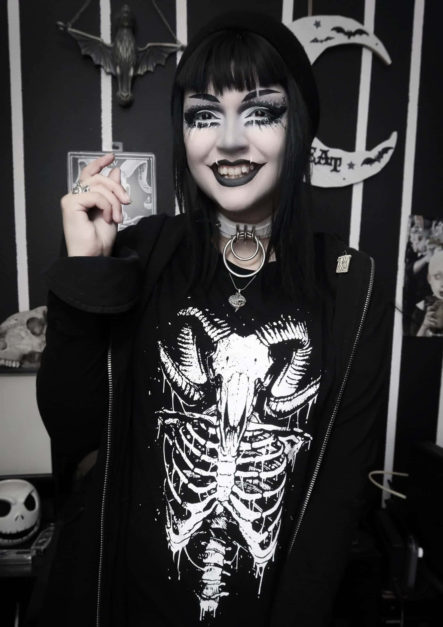 Schwarzer hoodie mit weißem aries gothic grafikdesign eines ziegenkopfs und rippen auf der vorderseite