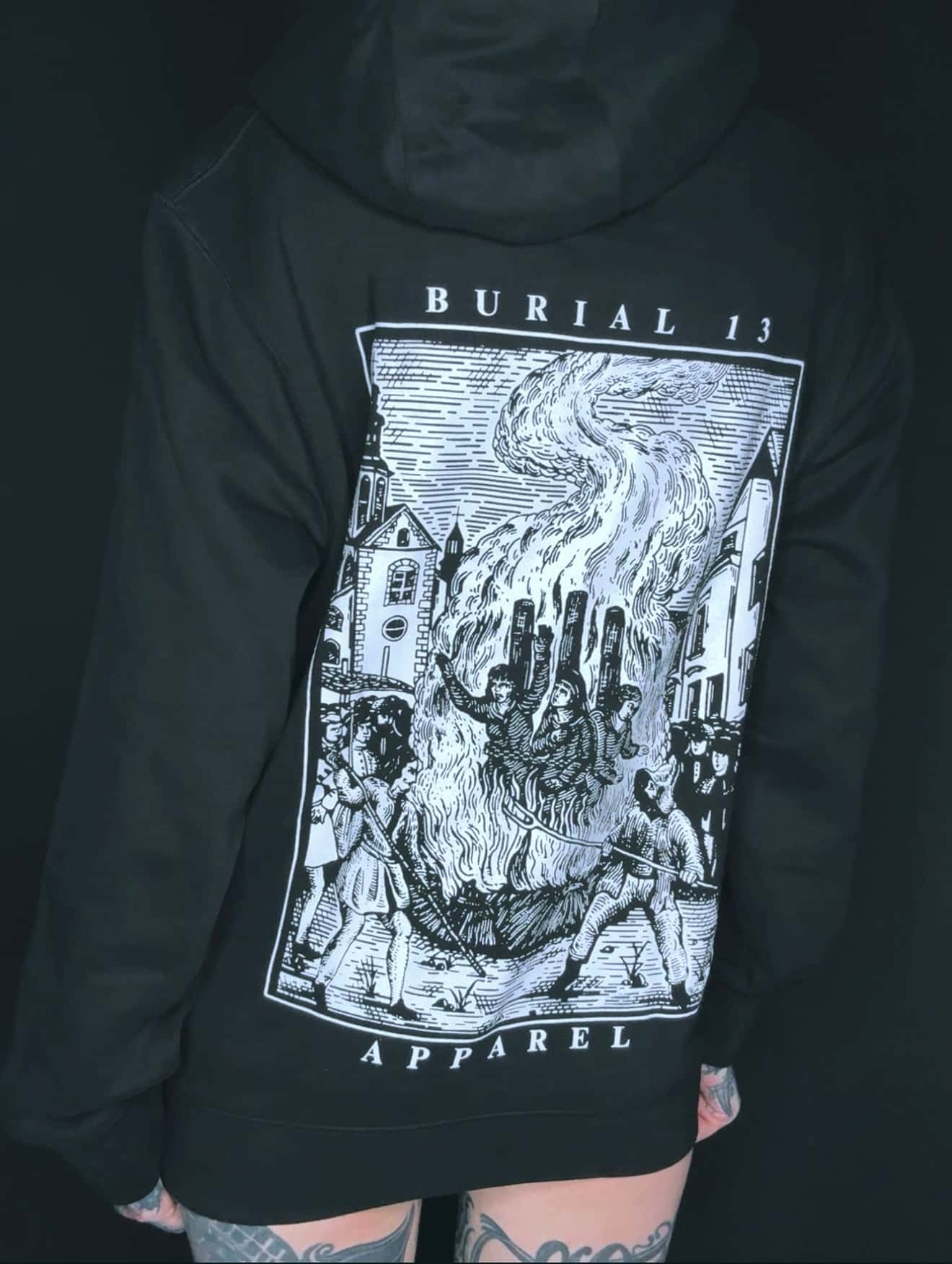 Schwarzer Gothic-Hoodie mit brennender Stadt und Burial 13