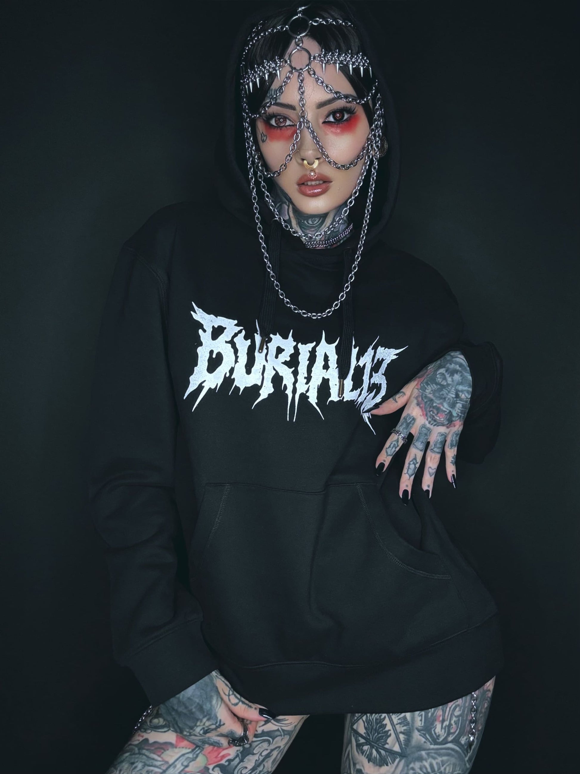 Schwarzer Gothic-Hoodie mit weißem BURIAL-Schriftzug