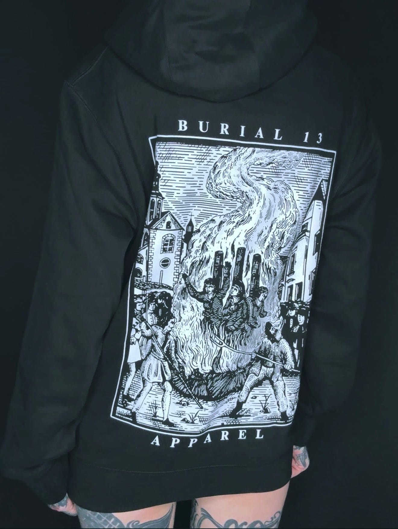Schwarzer Gothic-Hoodie mit brennender Stadt und Burial 13