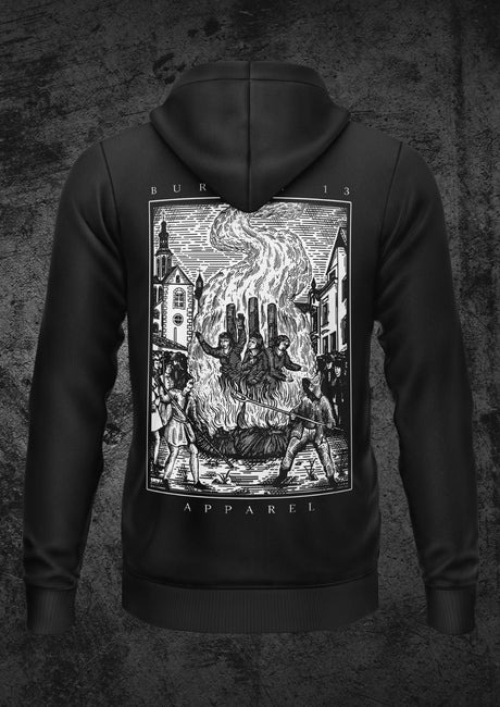 Schwarzes Kapuzensweatshirt mit einem detaillierten, weißen Grafikdruck auf dem Rücken, der eine historische Szene der Verbrennung auf dem Scheiterhaufen darstellt.