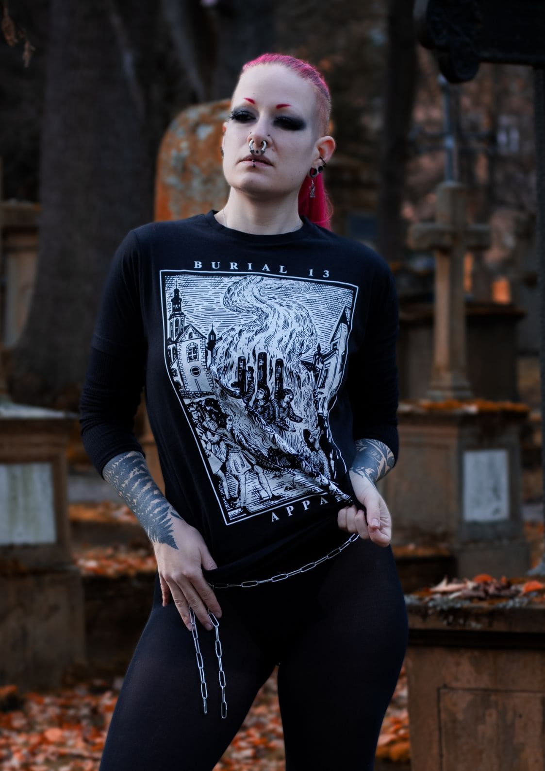 Schwarzes Gothic-Metal Longsleeve Burial 13 mit gotischem Print