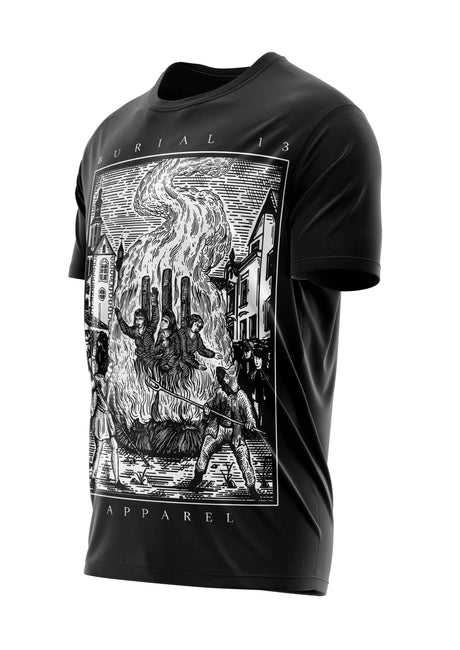 Schwarzes T-Shirt mit grafischem Design einer historischen Szene mit Personen und Gebäuden, wahrscheinlich aus Baumwolle oder Polyester-Mischung gefertigt.