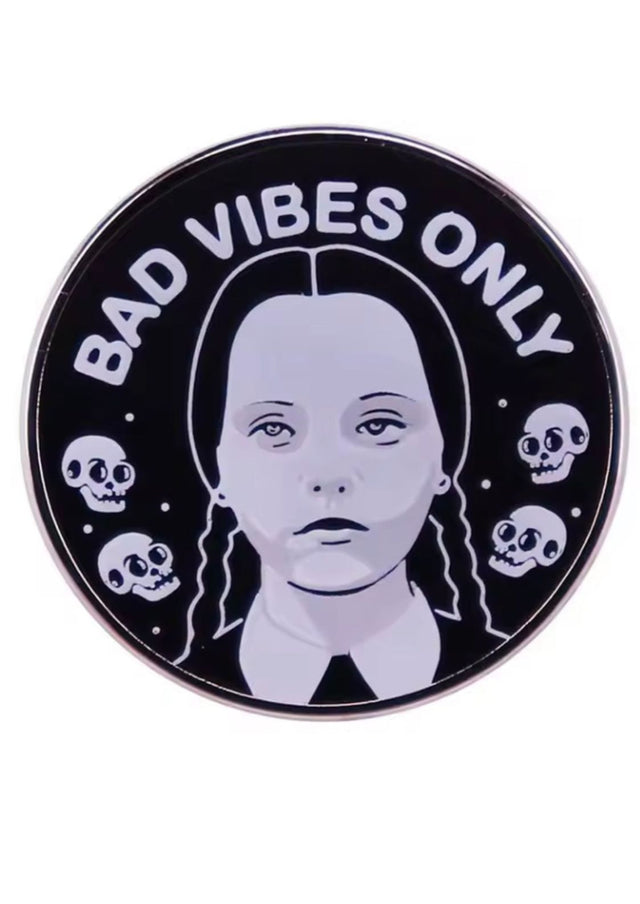 Wednesday Addams-Anstecknadel ’Nur schlechte Laune’.