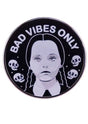 Wednesday Addams-Anstecknadel ’Nur schlechte Laune’.