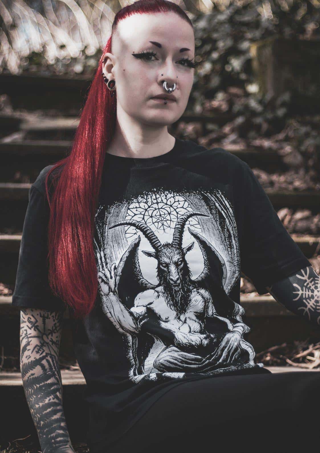Schwarzes gothic t-shirt mit detailliertem weißem baphomet horror design mit gehörnten flügeln und geometrischen mustern