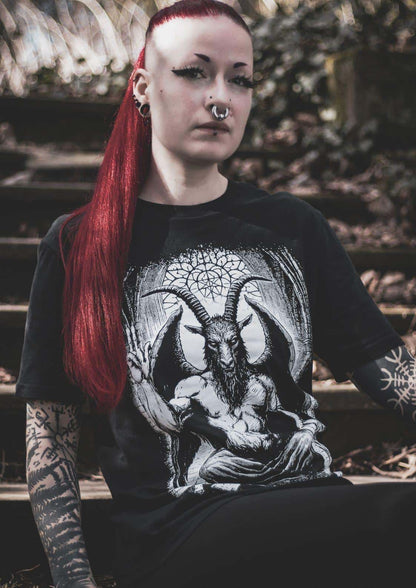 Schwarzes gothic t-shirt mit detailliertem weißem baphomet horror design mit gehörnten flügeln und geometrischen mustern
