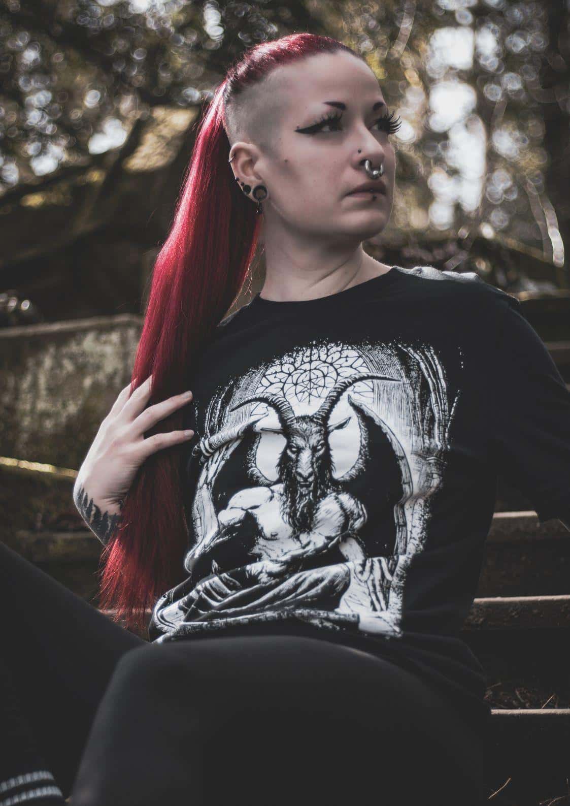 Schwarzes gothic langarmshirt mit detailliertem schwarzweiß grafikdesign eines baphomet ziegenkopfdämons auf einem stuhl