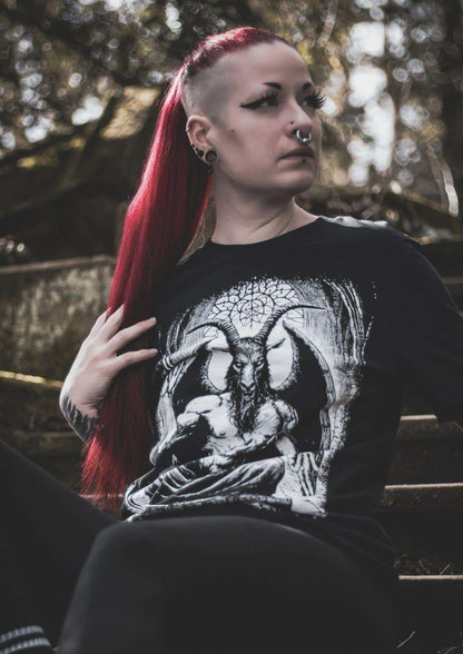 Schwarzes gothic langarmshirt mit detailliertem schwarzweiß grafikdesign eines baphomet ziegenkopfdämons auf einem stuhl
