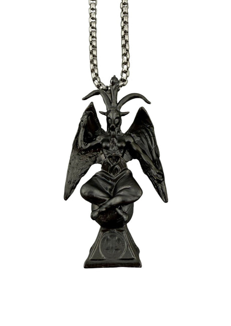 Schwarzer Baphomet-Anhänger an einer Silberkette.