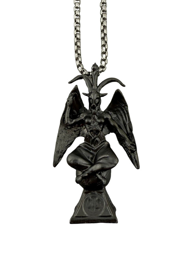 Schwarzer Baphomet-Anhänger an einer Silberkette.