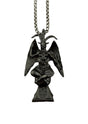 Schwarzer Baphomet-Anhänger an einer Silberkette.