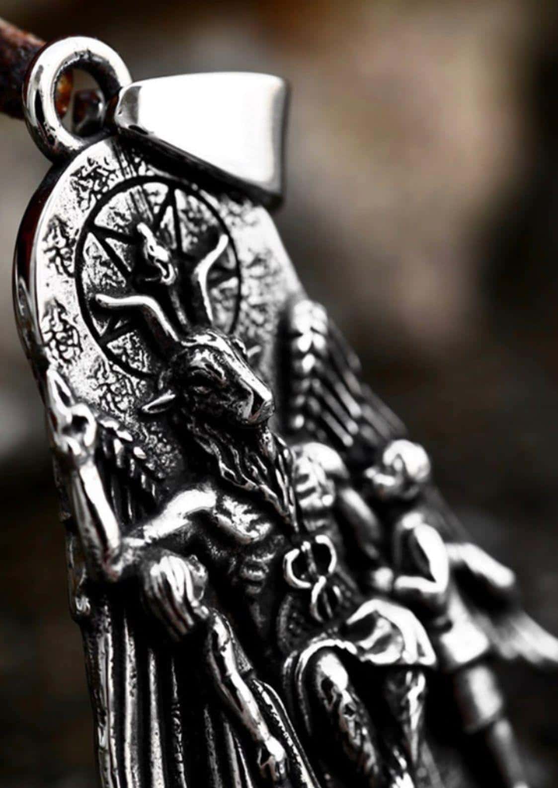 Silver-toned stainless steel baphomets throne halskette pendant with detailed winged horned figure, owl skull pendant design
