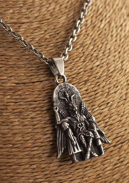 Silberfarbener edelstahlanhänger mit detailreicher baphometdarstellung und flügeln im stil eines skull owl necklace