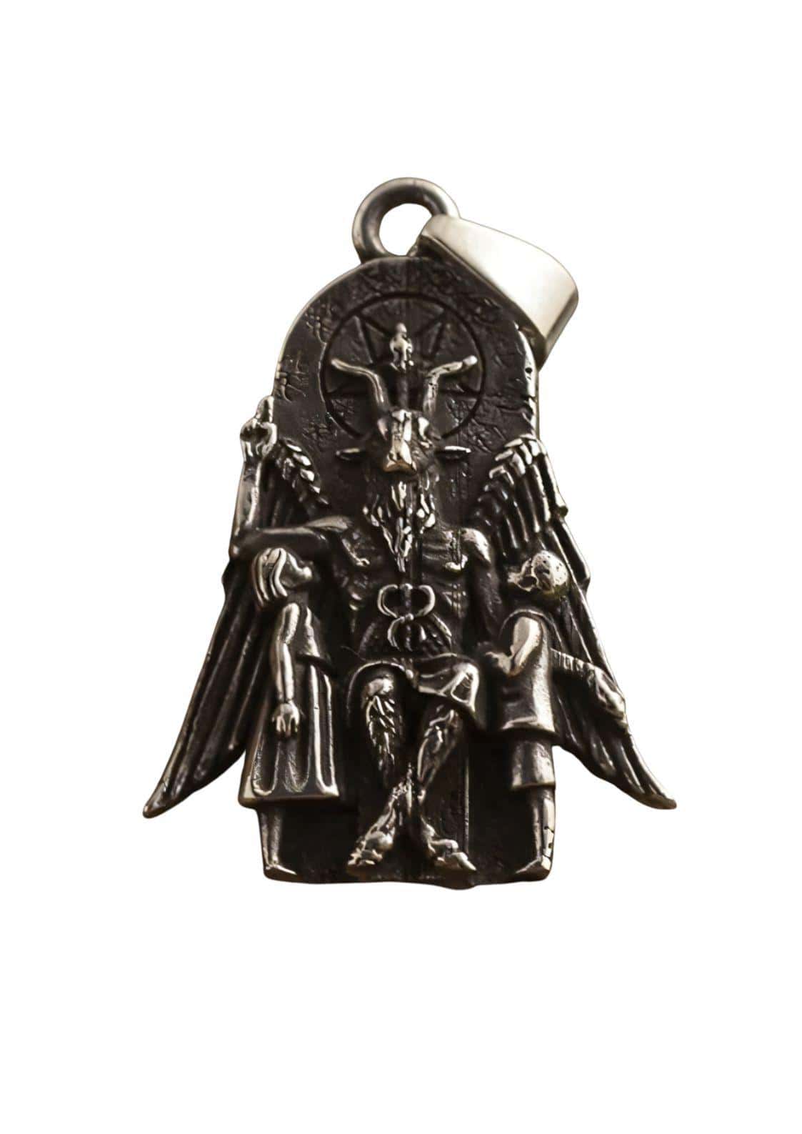 Silberfarbener edelstahl anhänger baphomets throne mit detaillierter baphomet darstellung und sitzenden figuren