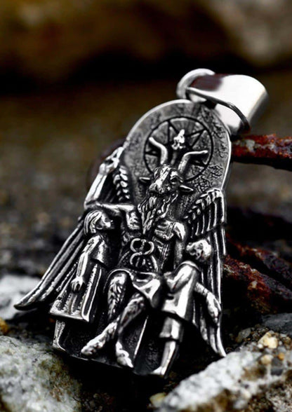Silberfarbene baphomets throne halskette aus edelstahl mit detailliertem gothic design und flügeln als skull owl necklace
