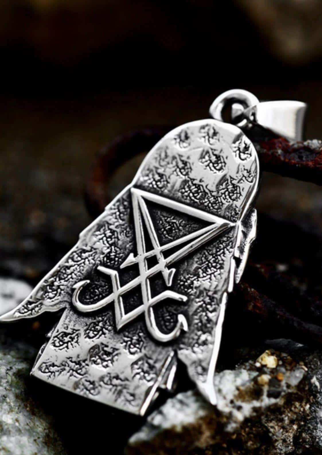 Silberfarbene edelstahl halskette baphomets throne mit handförmigem anhänger und zentralem pentagramm design