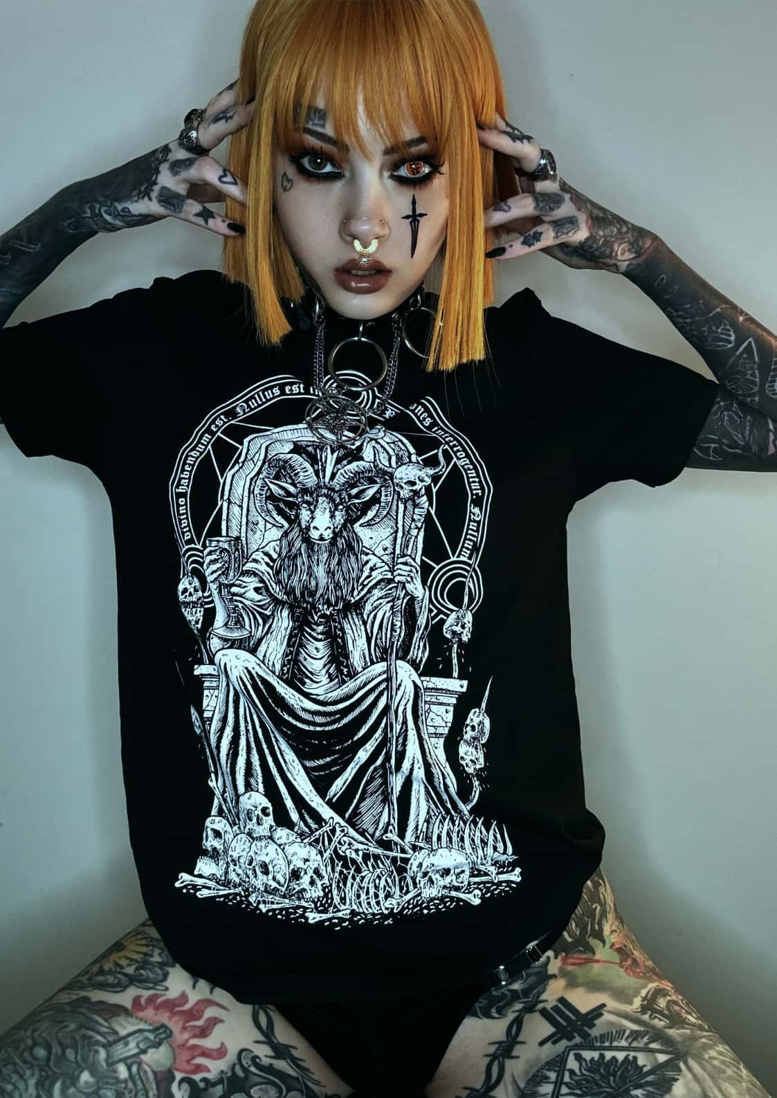 Schwarzes gothic t-shirt mit detaillierter weißer grafik eines baphomets thron mit ziegenkopf und okkulten symbolen