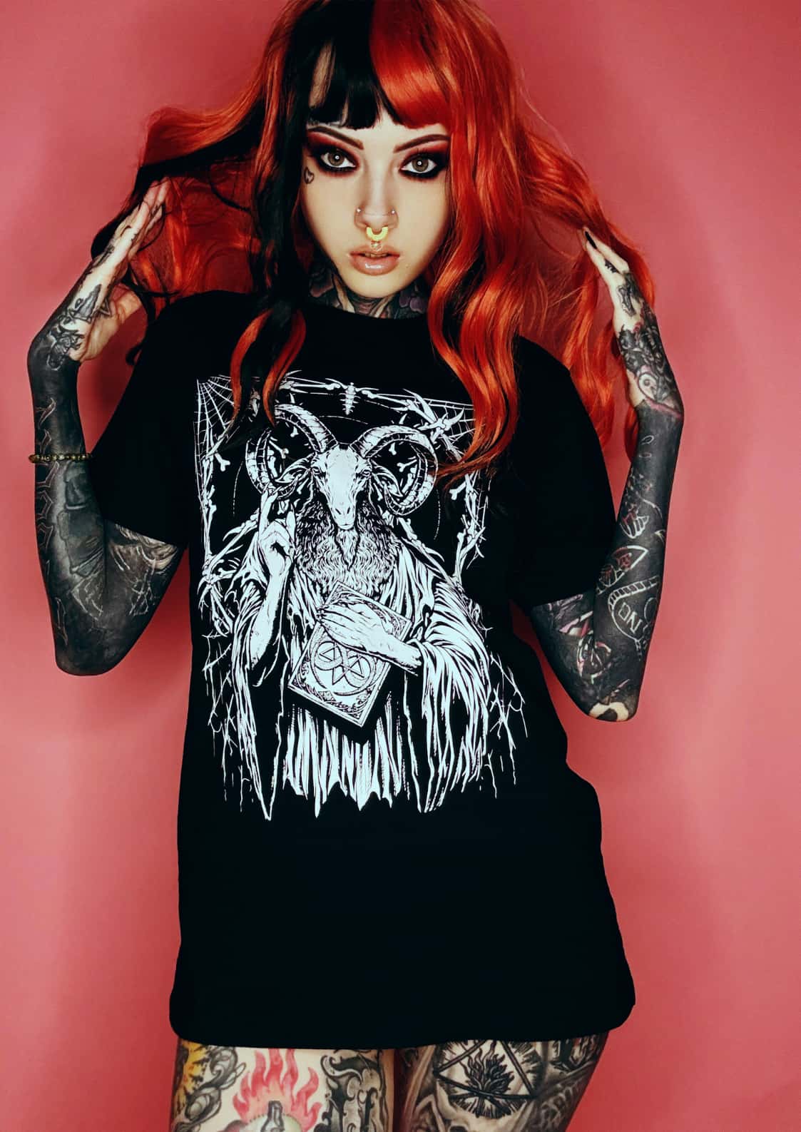 Schwarzes gothic t-shirt mit weißem grafikdesign eines ziegenkopffigur mit buch und netzartigen mustern baphomets feast