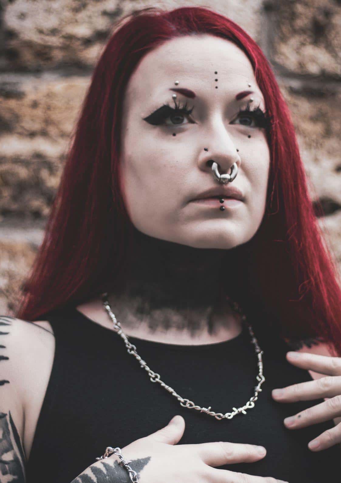 Silberne barbed wire halskette mit filigranem gothic design, ideal für horror inspirierte looks