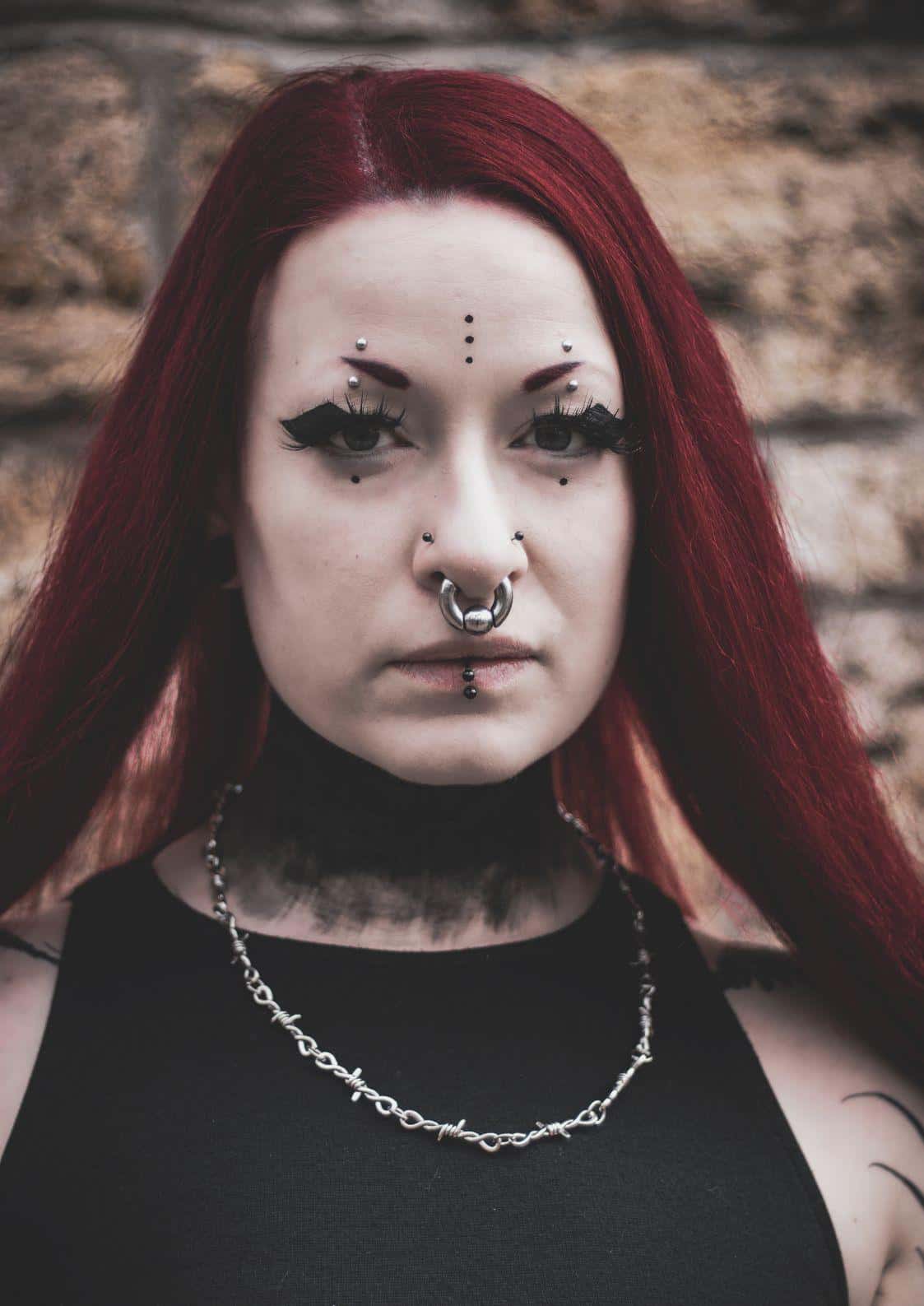 Silberne barbed wire halskette mit stacheldrahtdesign für gothic und horror fans