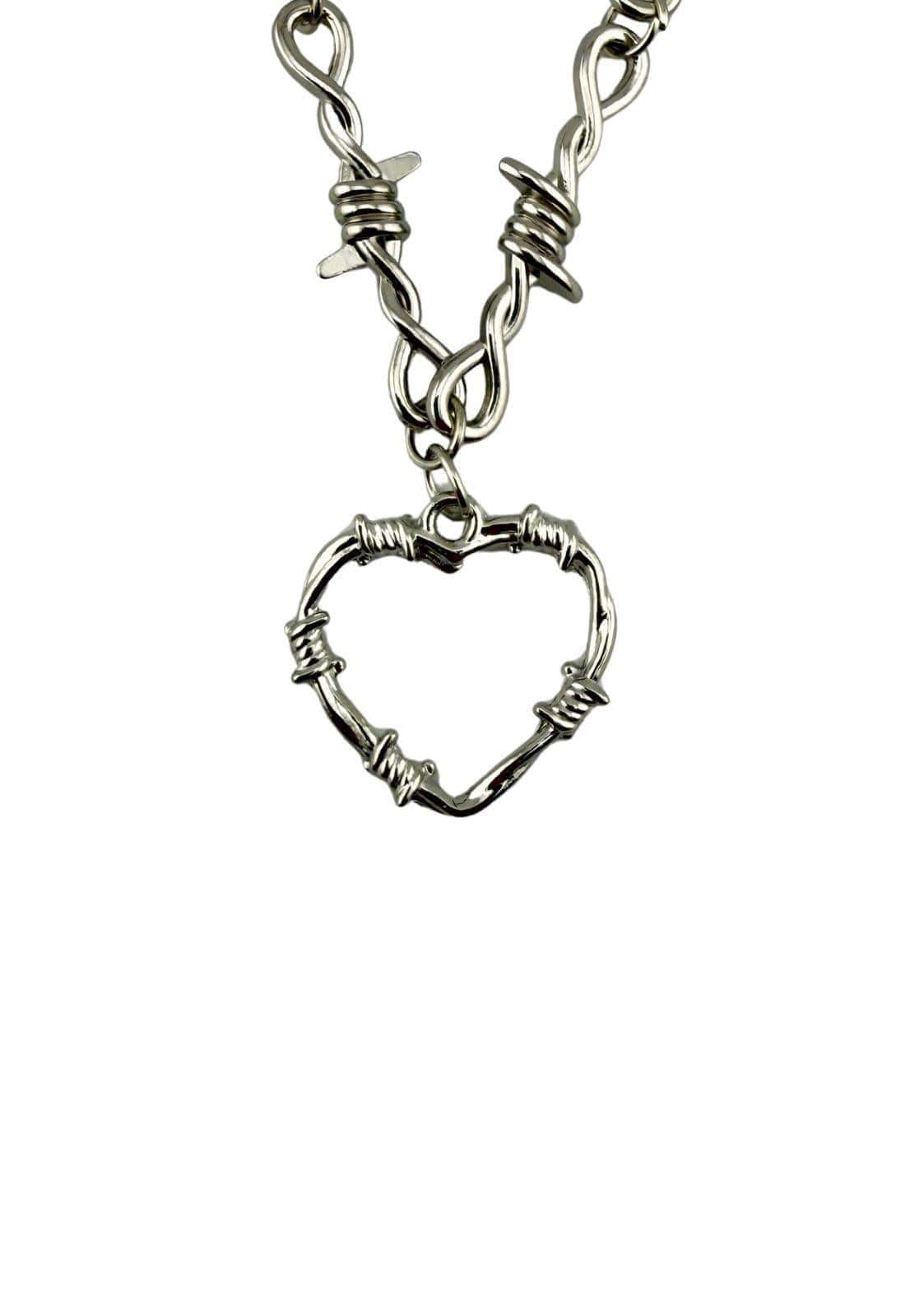 Silberne barbed wire herz halskette mit verdrehten kettengliedern im gothic horror stil