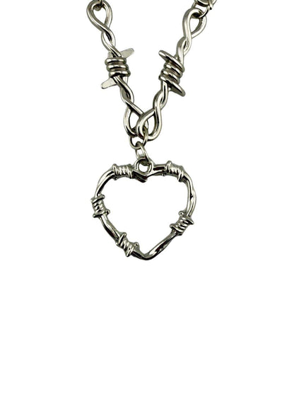 Silberne barbed wire herz halskette mit verdrehten kettengliedern im gothic horror stil