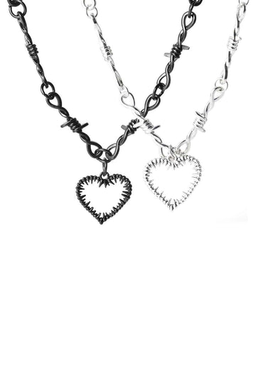 Barbed wire love black halskette mit schwarzem und silbernem stacheldrahtherz und dunkler ästhetik