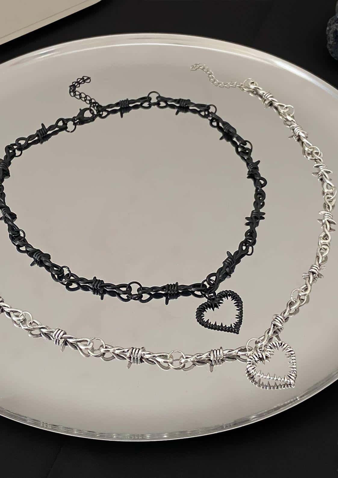 Black und silber barbed wire love halskette mit herzanhängern und dunkler ästhetik für offene mund halskette fans