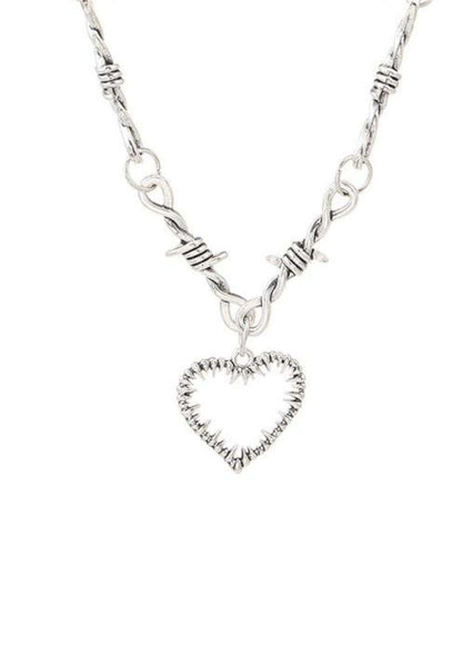 Silberne barbed wire love halskette mit herzförmigem anhänger für dunkle ästhetik und offene mund halskette style