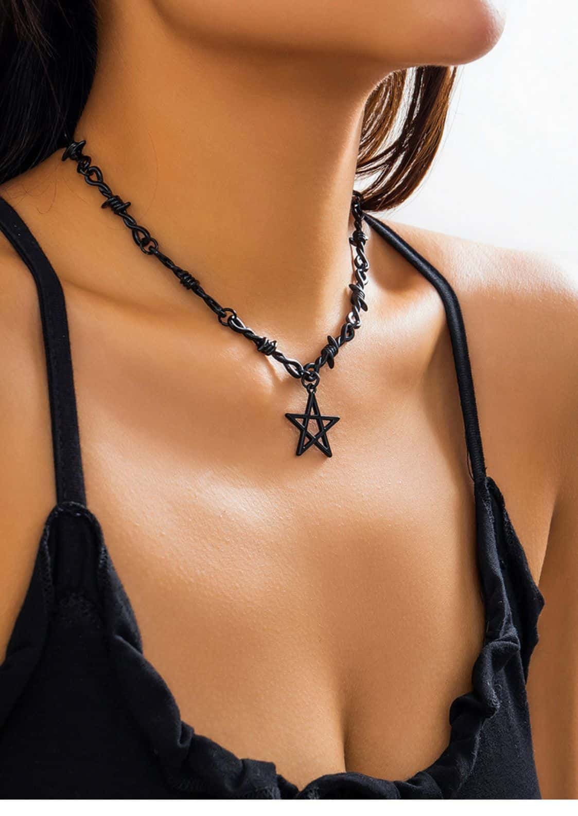 Schwarzes Sternanhänger-Halskette mit aufwendigem Kettenmuster.